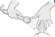O recipiente de coleta deve apresentar boca larga, com diâmetro de 4-5 cm, para facilitar a obtenção de urina por pacientes de ambos os sexos, e sua base deve ser ampla o suficiente para evitar que o