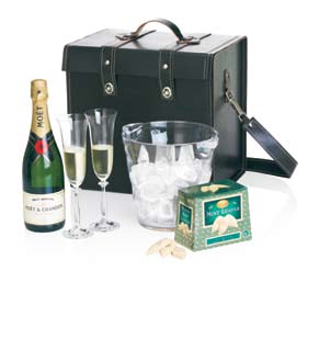 5x7cm R$ 59 7217 1 Champagne Moët Brut Imperial 750ml 2 Taças Cristal Bohemia c/ cetim 1 Mala revestida em couro sintético peso 4.