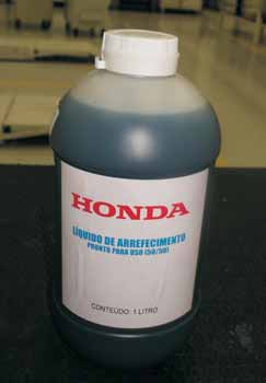 CB 1300 Líquido de Arrefecimento A proporção da mistura do líquido de arrefecimento utilizada pela Honda é de 50% de água destilada e 50% de etileno glicol.