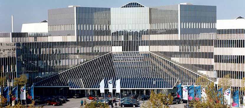 Em 1986, a BMW reúne toda a pesquisa e desenvolvimento sob o mesmo teto, no Innovationszentrum Forschungs-und (Centro de