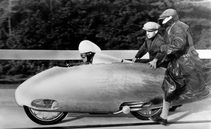 1937. O homem mais rápido do mundo. Em 28 de novembro de 1937, Ernst Henne definiu um novo recorde mundial de velocidade: 279,5 km/h em uma moto BMW.