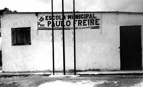 Na Suécia, existe uma praça na capital, Paulo Freire esculpido (2º da esquerda para a