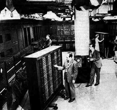6. O COMPUTADOR A VÁLVULAS O Computador a válvulas Em 1943, no auge da Segunda Guerra Mundial, um coronel do exército dos Estados Unidos sugeriu que se fizesse uma máquina de calcular para fins de