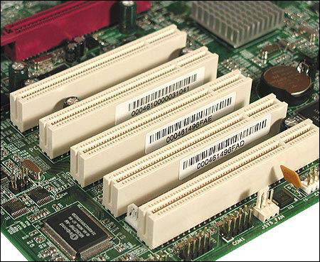 O principal componente da placa-mãe é o chipset, conjunto de circuitos de apoio presentes na placa-mãe.