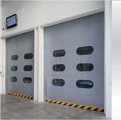 MIRFLEX Sistema automático de carrilamento É uma porta enrolável para espaços de tamanho médio, ideal para separar diferentes ambientes e passagens entre armazéns, armazéns ou lojas.