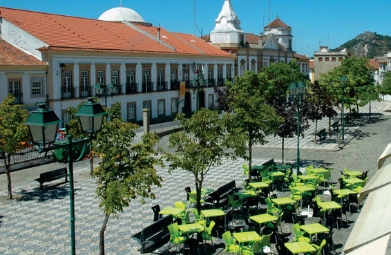 32» o alentejo é património são de realçar dois outros conjuntos muito singulares, patentes nas fachadas da Igreja da Graça, em Évora, e na Igreja Matriz de Arronches. Barroco É no reinado de D.