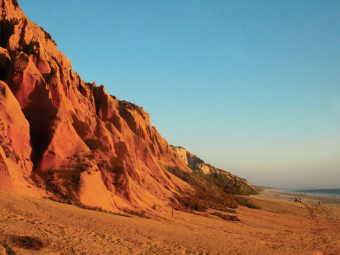 Rumando depois à Comporta, terra de arrozais, haverá que fazer uma incursão pela Península de Tróia, zona de grandes complexos turísticos, e contemplar a panorâmica que nos oferece sobre a Serra da