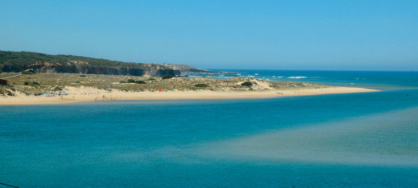 o alentejo é natureza «67 Caso queira descansar da praia e respirar o ar do campo e da serra, está no sítio certo para fazer agora uma incursão a Odemira, vila branca disposta em cascata sobranceira