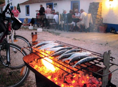 96» o alentejo é gastronomia e vinhos COY catacuzes, as túberas, os espargos verdes com ovos, as silarcas assadas na brasa só com sal grosso; por alturas da Páscoa, o sarapatel de borrego, os queijos