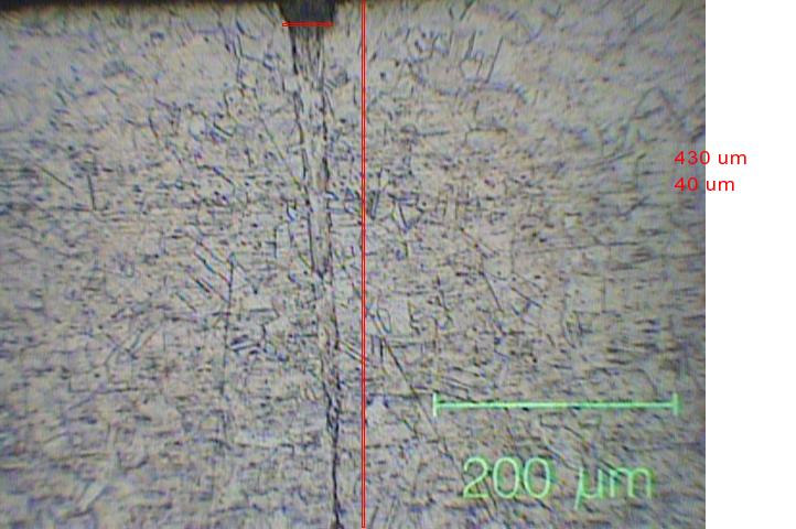 Trabalhos recentes da literatura [1,2,3] mostram que a microssoldagem de chapas finas é geralmente obtida usando lasers contínuos (CW) ou com pulsos de longa duração (> 1 ms), que permitem gerar