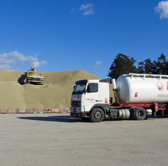 Ao ser aquecida em fornos a altas temperaturas (1200 C), geram-se gases que provocam a sua expansão e a formação de