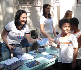 Renata conta que sempre teve as escolas como objetivo para um trabalho mais aprofundado de prevenção, orientação e encaminhamento. Hoje exerce a função de fonoaudióloga em duas instituições de ensino.