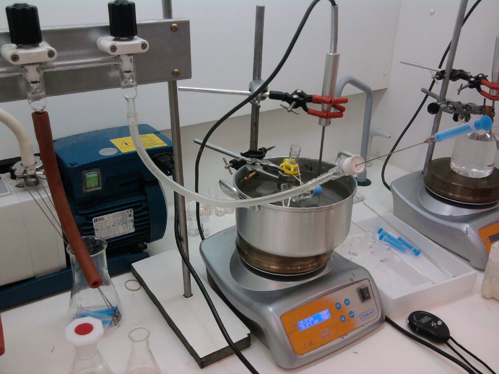 Secção II Parte Experimental Reticulação com epicloridrina Preparou-se uma solução de polímero em água a 25% [23] em massa e ajustou-se o ph da solução a 10 com solução aquosa de hidróxido de sódio.