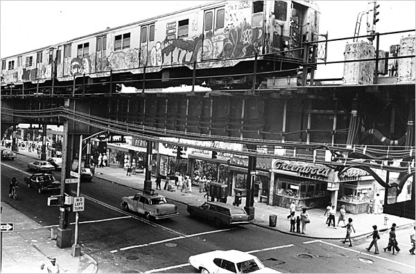 55 Figura 28 Imagem de uma esquina em Nova York na década de 1970. Fonte: http://imageshack.us/photo/my- images/207/27124525022e7acfb45fo.