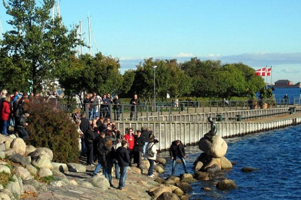 águas do estreito de Øresund, que divide terras dinamarquesas e suecas.