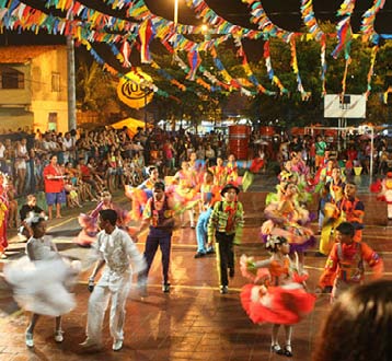 Em Capão Bonito (a 300 quilômetros de Santos), no interior de São Paulo, o comerciante Nilton Rodrigues é um dos organizadores da festa junina realizada todos os anos na Igreja de Santo Antônio da