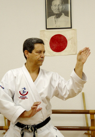 hoje denominada Associação de Karate Wado em Portugal e somos os representante legais da JKF Wado Kai. KP: Com quem começou a treinar Karate? SJL: Comecei a treinar Shotokan com um sr.