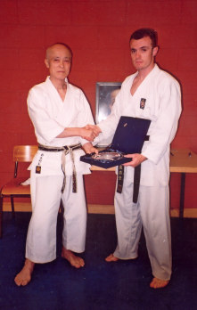 Classe de graduados da Associação A.W.I.K.P. com o Sensei Suzuki.