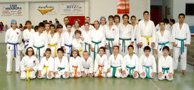 por: IKC Sensei José Lopes 4º Dan HOMENAGEM A JOSÉ CASTRO LOPES O Ginásio Vilacondense organizou uma competição denominada 1ª Taça Castro Lopes este evento serviu para homenagear o Sensei José Castro