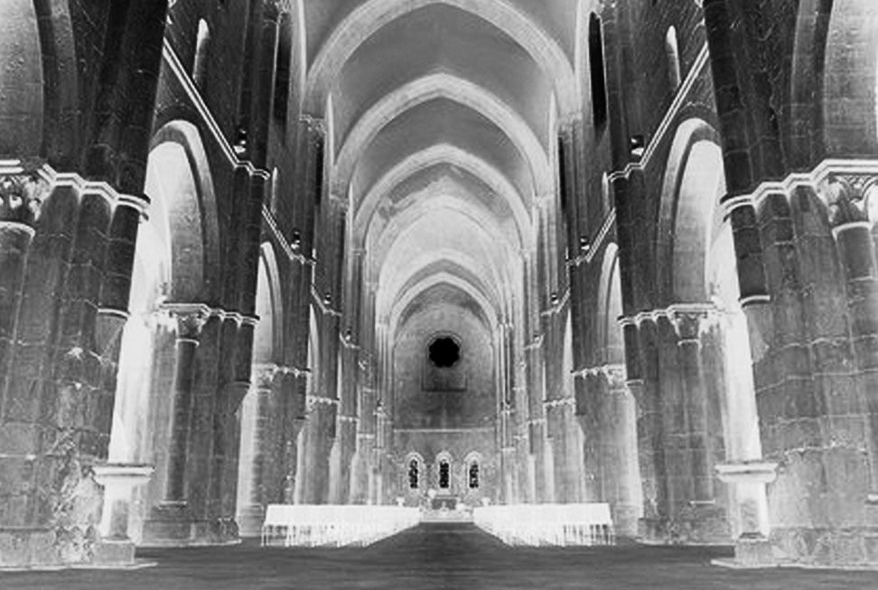 H.01 Leia o texto e examine a imagem. Abadia de Terranova (Itália), interior, iniciada em 1187 e consagrada em 1208. A arte gótica reúne e desenvolve os fermentos [.