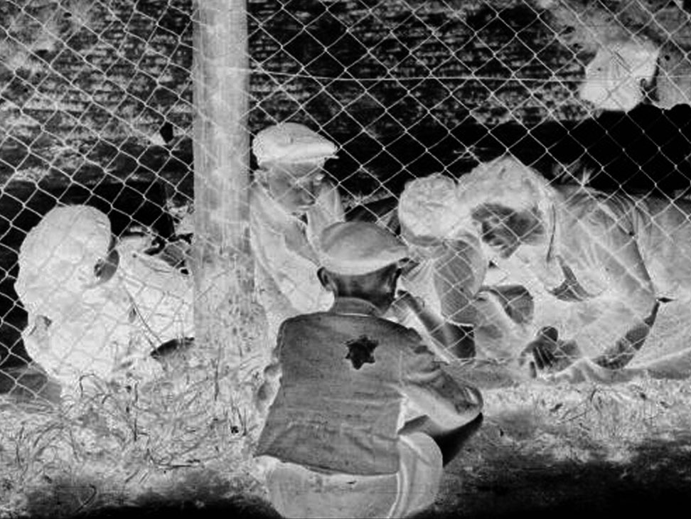 H.03 Observe a foto abaixo, tirada do Gueto de Varsóvia, em 1943, durante a ocupação nazista na Polônia. Mendel Grossman. With a Camera in the Ghetto. Tel-Aviv, Hakibbutz Mameuchad, 1972, p. 47.