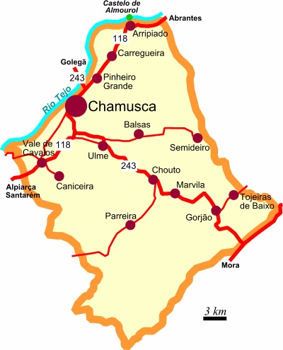 Figura 1 À esquerda, mapa do concelho de Chamusca com as principais estradas e localidades; à direita, localização de Chamusca e de vários topónimos referidos no presente estudo.