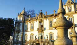 A Pousada do Porto (com 88 quartos) que reabilita o Palácio do Freixo e a antiga fábrica de moagens Harmonia para o turismo, um dos mais belos exemplares do barroco civil português, situa-se junto ao