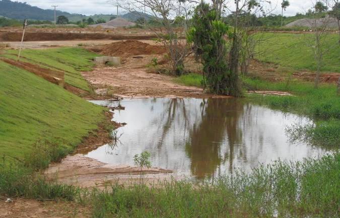 CONSIDERAÇÕES FINAIS A rede de drenagem é controlada por falhas geotectônicas, o que significa que os cursos d água se orientam na direção dessas falhas.