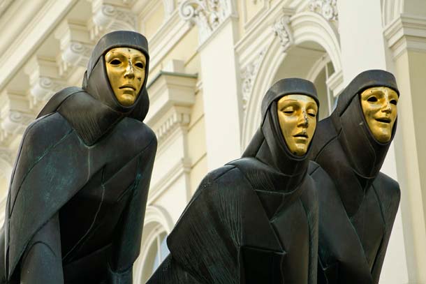 Na avenida Gediminas nomeada em honra ao herói nacional, o Grão Duque da Lituânia passo em frente ao Teatro Nacional.