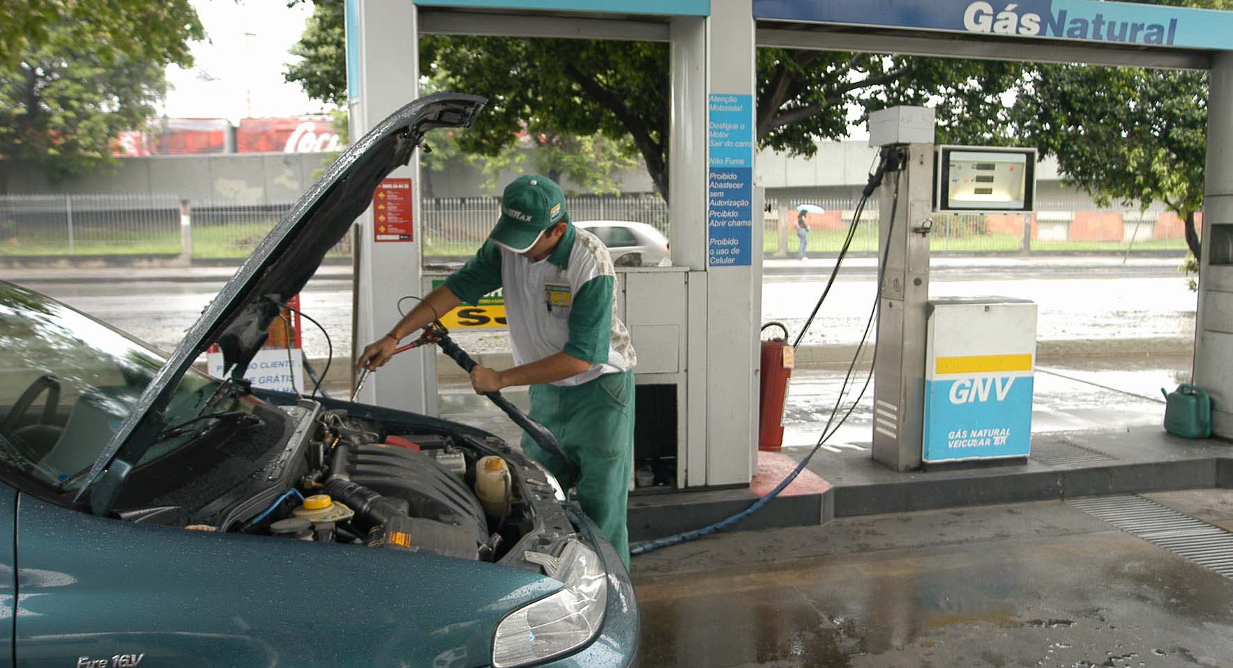 R e d e d e P o s t o s d e S e r v i ç o O uso do GNV possibilita uma economia de até 70% para o motorista o país: na economia, por permitir que o Brasil diminuísse as importações de diesel, e na