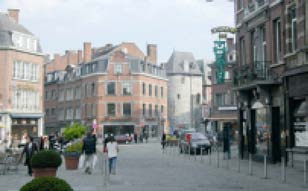 próprio plano. A prática: um exemplo de referência No que concerne à prática belga, apresenta-se o PCM da cidade de Namur, capital da região da Wallonie, com uma população de cerca de 105.