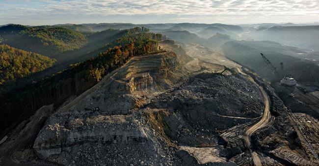 EUA: Os EUA extraem mais de mil milhões de toneladas de carvão por ano. Antigamente, ele provinha de minas subterrâneas no Leste. Hoje, dominam as minas a céu aberto do Oeste.