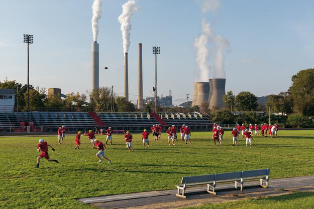 POCA, VIRGÍNIA OCIDENTAL A equipa do Liceu de Poca treina perto de uma central alimentada a carvão, responsável pelo abastecimento de quase dois milhões de lares.