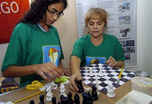 no Brasil, identificando as principais práticas em vigor e as concepções a elas subjacentes.