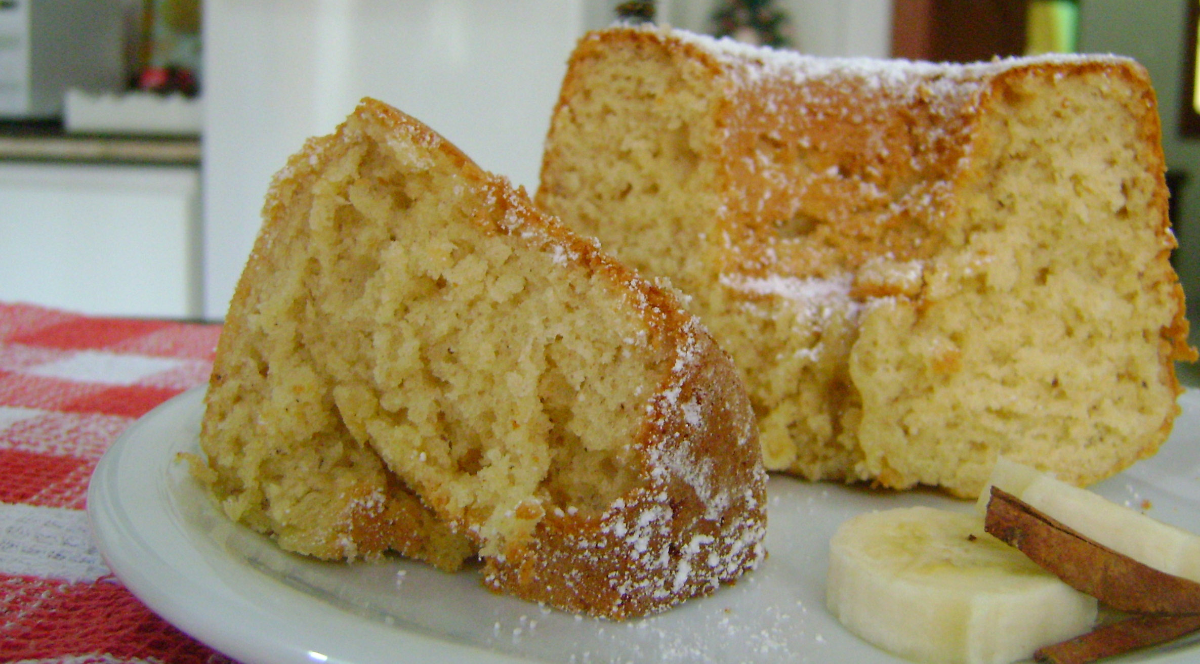 Pães e Bolos foto Vanessa Souza Andrade 3 bananas pratas maduras; 3 ovos; 3/4 de xíc. de óleo; 1 xíc. de açúcar; 1 colher sobremesa de canela em pó; 1 pitada de sal; 3 xíc.