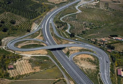 (conceção e construção) de estradas numa extensão total de 187 km.