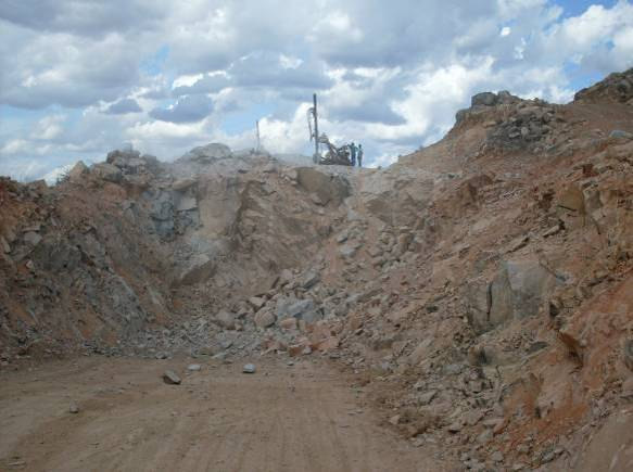 5 Valetas: Foto 3-7 Padrão de valeta de crista construída em área de corte, para proteção