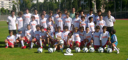 ESCOLA DE FUTEBOL FUTEBOL FORMAÇÃO ACÇÕES DA ESCOLA (JAN FEV MAR) Cá estamos nós para mais uma época. Esperamos que as tuas férias tenham sido divertidas. O nosso Verão foi rico em actividades.