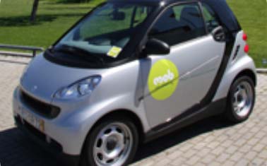 Carsharing Sistemas de aluguer de curta duração de automóveis. Veículos disponíveis em várias estações espalhadas pela cidade.