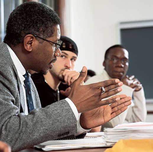 O Que É Literatura Afro-Americana? Gerald Early Gerald Early conduz uma animada discussão na Universidade de Washington, em St. Louis, Missouri Cortesia: Universidade de Washington, em St.