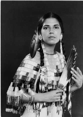 Minha mãe era um dos membros fundadores originais do Centro Indígena Americano em Chicago, e eu cresci cercada pela comunidade intertribal, aprendendo a dançar o estilo washboard (tábua de esfregar e