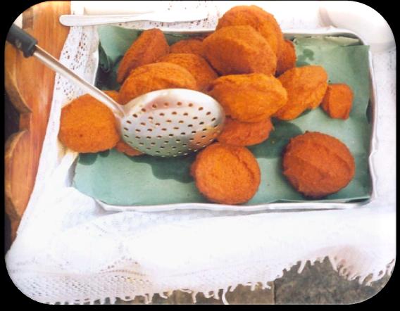 Foto 5 acarajé Fonte: Foto tirada por Maria Cleyber Como se vê na foto acima, o acarajé é frito no azeite-de-dendê, conhecido como óleo