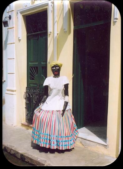 escrava e ex-escrava tornou-se usual entre as mulheres que vendiam acarajé e abará pelas ruas da cidade do Salvador, sendo uma das características do traje de Baiana em Salvador.