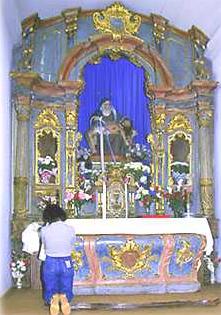 PESQUISA DO PROFESSOR DECIO SOBRE A PADROEIRA DAS MISERICÓRDIAS 6 Altar-mor da Igreja de Nossa Senhora da Piedade, em Caeté, Minas Gerais, com a imagem da cuja.