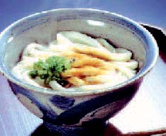 ISE-UDON - Udon de Ise um udon consumido principalmente em Ise, na província de Mie. Um macarrão grosso, cozido macio, com caldo forte e escuro com konbu, iriko, katsuobushi, tamari-shoyu etc.