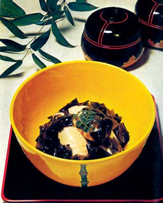 KAMO-NASU NO DENGAKU - Grelhado de berinjela com miso Kamo-nasu é um tipo de berinjela especial da região de Kyoto, seu formato é redondo como bola e muito brilhante.