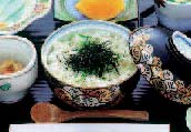 Corte o shiitake, a cenoura e o kamaboko em quadrados de 5mm, e cozinhe com 1 copo do caldo do item 1. 3. Esfarele o nori com as mãos e pique o seri. 4.