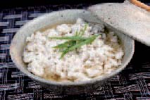 SAKANA FU-MESHI - Arroz com peixe Donburi de arroz com bolinho de pasta de peixe. Esta pasta é preparada para fazer kamaboko.