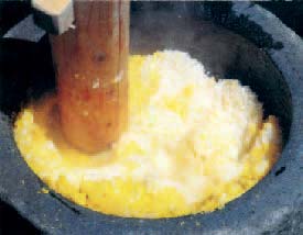 Esfarelando batata-doce seca socando milho com arroz mochi 1.