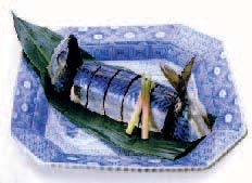 1. Corte a coxa de frango em pedaços pequenos e deixe de molho em shoyu com sumo de gengibre. 2. Corte o kon nyaku em quadrados de 1cm, cozinhe em água e reserve.